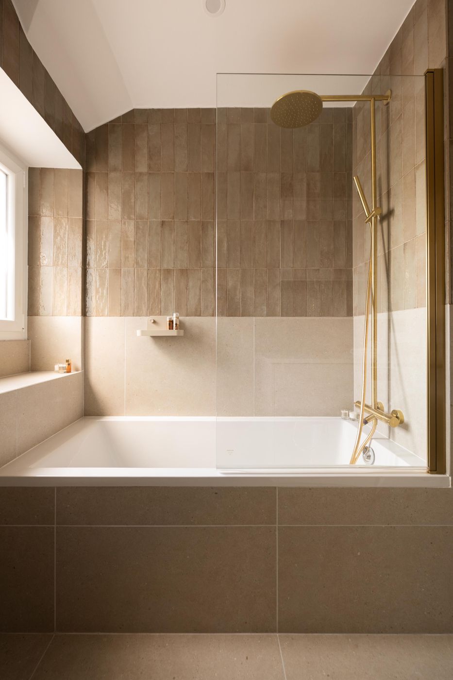 Salle de bain sous combles, zellige et laiton