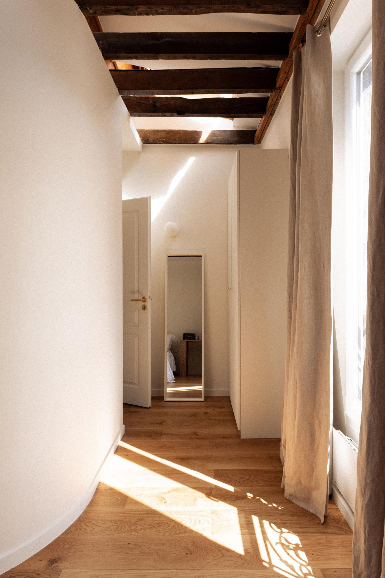 Couloir aux poutres apparentes