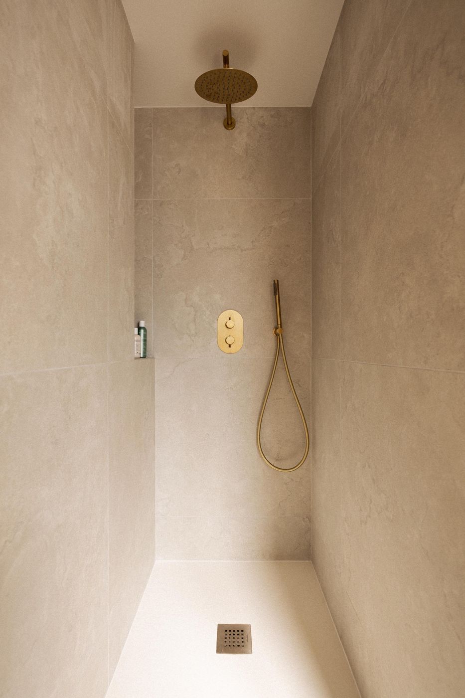 Douche en grands carreaux